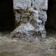 L�acqua filtra copiosa attraverso delle fenditure nella roccia...